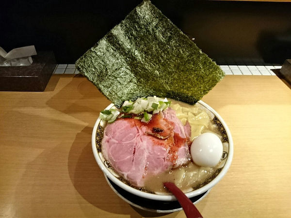 「すごい煮干しラーメン、トッピング三品盛」@すごい煮干ラーメン凪 新宿ゴールデン街店 別館の写真