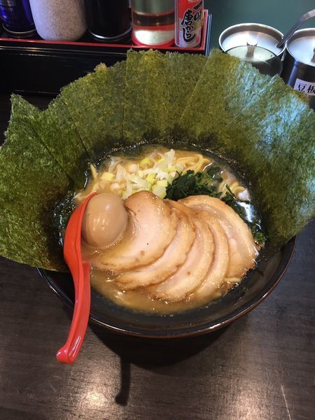 「醤油とんこつ全部乗せ大盛り」@富士家系 直壱家の写真