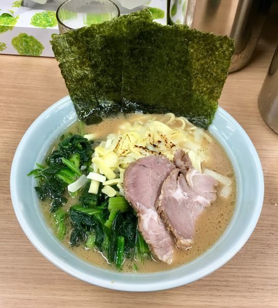 「ほうれん草ラーメン+炙りチーズ」@横浜ラーメン 武蔵家 日吉店の写真