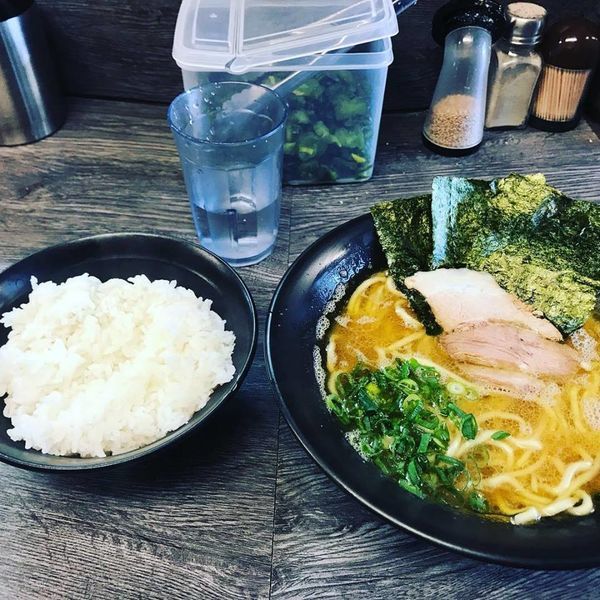 「ラーメン並(硬め&脂多め) + ライス(おかわり無料)」@博多無邪気の写真