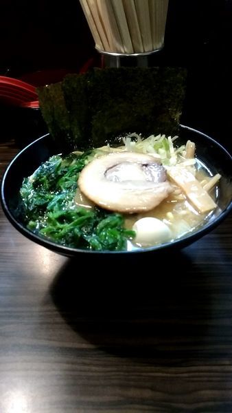 「醤油豚骨750円　大盛サービス　ほうれん草(スタンプカード)」@横浜家系ラーメン まこ家の写真