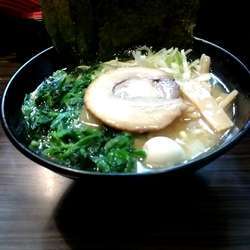 醤油豚骨750円　大盛サービス　ほうれん草(スタンプカード)