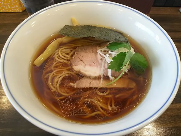 「醤油らぁ麺　※恥ずかしながら鶏チャー抜き」@らぁ麺  麦一粒の写真