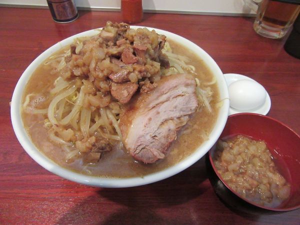 「ラーメン（７５０円）＋生卵＋ジョッキウーロン」@俺の生きる道 つくば店の写真