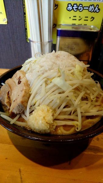 「味噌ラーメン800円ニンニク脂味濃いめ」@ハングリーピッグ 曙町店の写真