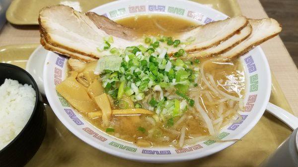 「期間限定　はみ出しチャーシューの信州味噌ラーメン」@諏訪湖SA（上り）の写真