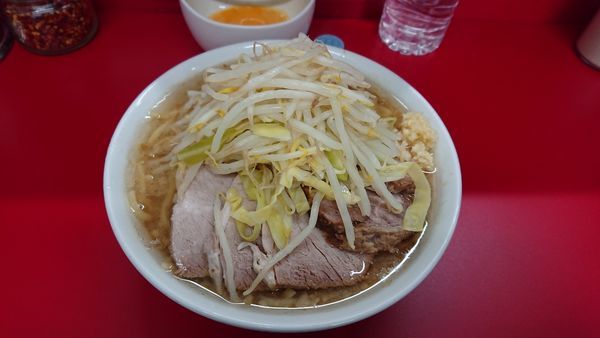 「小豚　少な目　ニンニク少し　生卵」@ラーメン二郎 神田神保町店の写真