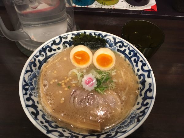 「豚骨煮干ラーメン 煮卵トッピング」@東京駅 斑鳩の写真