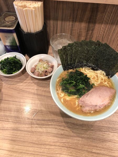 「ラーメン中 硬め濃いめ  海苔 ほうれん草  コマチャー」@ラーメン 清水家の写真