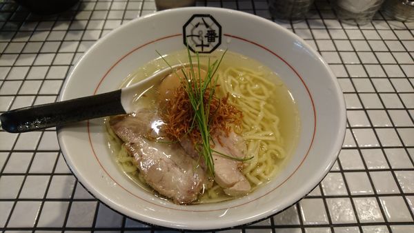 「うま味塩そば(中太手もみ麺)+バルサミコ味玉(クーポン)」@81番の写真