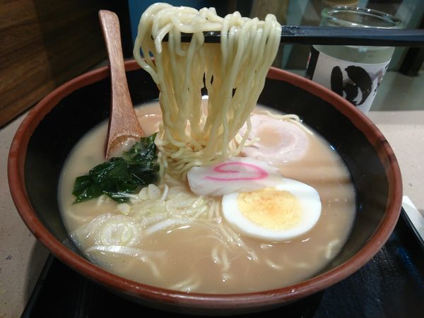 「煮干しラーメン450円＋ワンカップ200円」@名代 富士そば 秋津店の写真