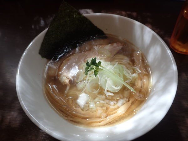「秋刀魚煮干しの中華そば（塩）・並（150g） 750円」@つけ麺 弥七の写真