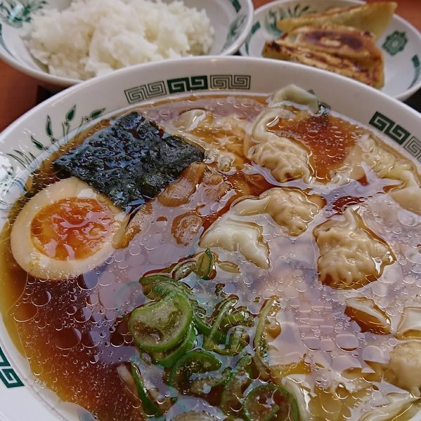 「ワンタン麺 590えん」@熱烈中華食堂 日高屋 コクーンシティ店の写真