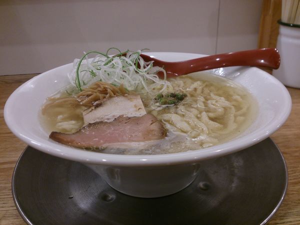 「小豆島の海の水とクラタペッパーの塩らーめん」@麺や 七彩 八丁堀店の写真