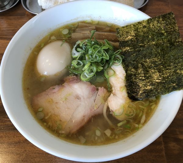 「塩らーめん・大盛り＋味玉（￥770＋￥100）」@まるもり製麺の写真