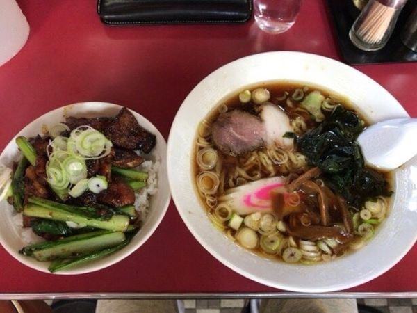「ラーメンと肩ロース焼き丼(小)950円」@かし亀の写真