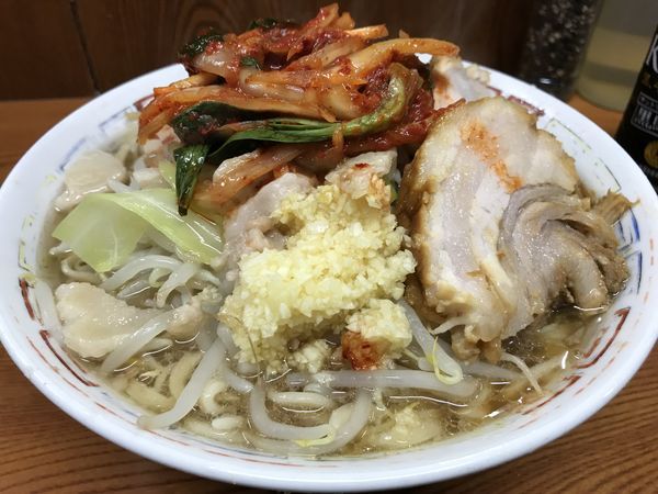 「ラーメン(ブタ2枚入り) 730円 タマネギキムチ 100円」@ラーメン二郎 亀戸店の写真