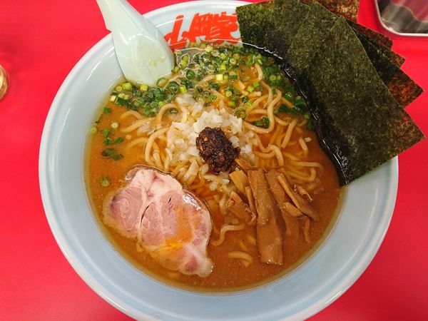「濃厚えび味噌ラーメン中盛（硬め、多め）＋海苔5枚」@山岡家 前橋野中店の写真