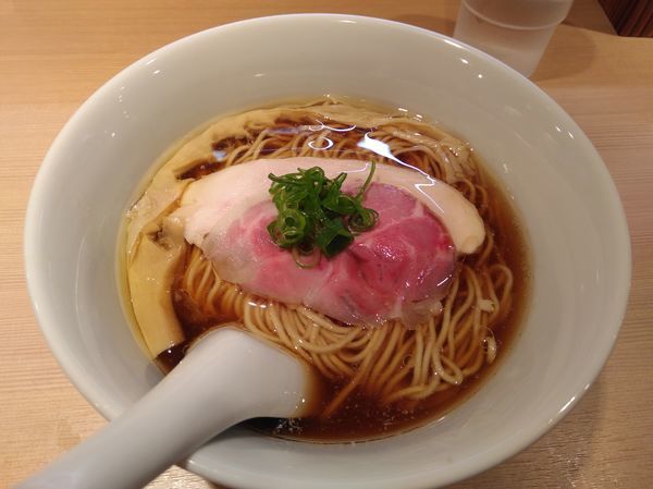 「醤油らぁ麺」@らぁ麺 はやし田 新宿本店の写真