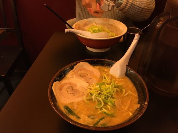 「しょうゆラーメン＋みそラーメン＋餃子 脂ふつう」@こってりらーめん なりたけ パリ店の写真