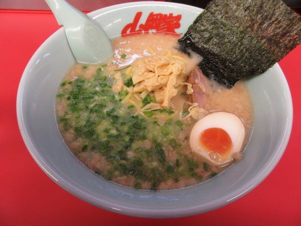 「プレミアム塩とんこつ（８６０円）」@ラーメン山岡家 阿見店の写真