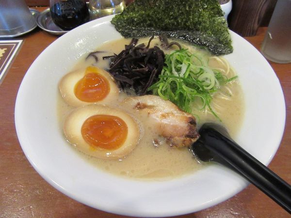 「味玉らあめん（７５０円）＋替え玉７０円」@博多拉麺 一休 本店の写真