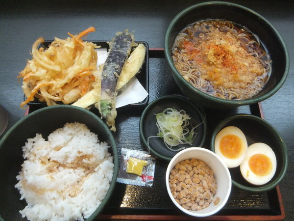 「朝食セット(納豆)360円・なす天120円・クーポンかき揚げ」@ゆで太郎 芝大門店の写真