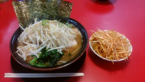 「チャーシューメン中盛+モヤシ+別皿辛ネギ」@家系ラーメン 王道 いしいの写真