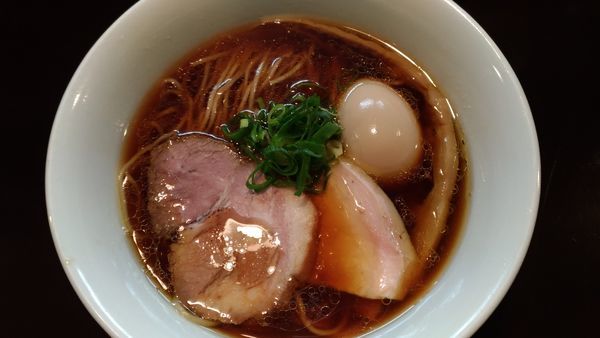 「醤油らぁ麺」@らぁ麺 すぎ本の写真