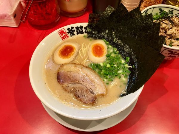 「釜焚き豚骨味玉ラーメン+海苔マシ（サービス）」@がっとん 日吉店の写真