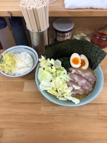 「チャーシュー麺 中盛り 麺硬め アジ濃いめ 油少し多め  ほうれ」@捲り家の写真