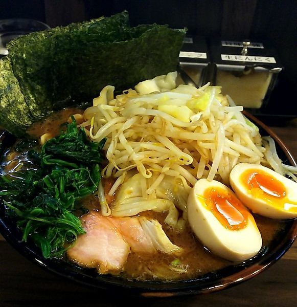 「のり玉チャーシュー(大盛り) モヤキャベ」@神田ラーメン わいず 神田本店の写真