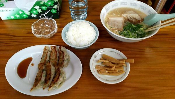 「ラーメン＋ライス＋ぎょうざ」@ラーメンセンター本陣の写真