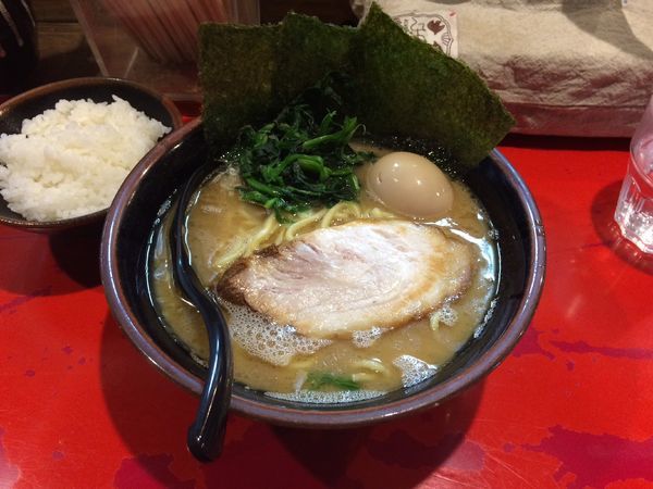 「らーめん（味玉） ライス」@介一家 鶴見店の写真