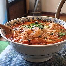 「トムヤムクンラーメン900円＋大盛150円＋タイ風揚げギョー」@ペンタイの写真