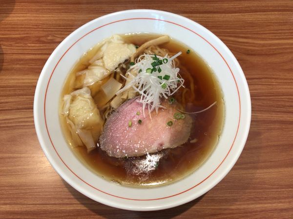 「煮干醤油ら～麺+ワンタン+ライス」@ら〜麺 安至の写真
