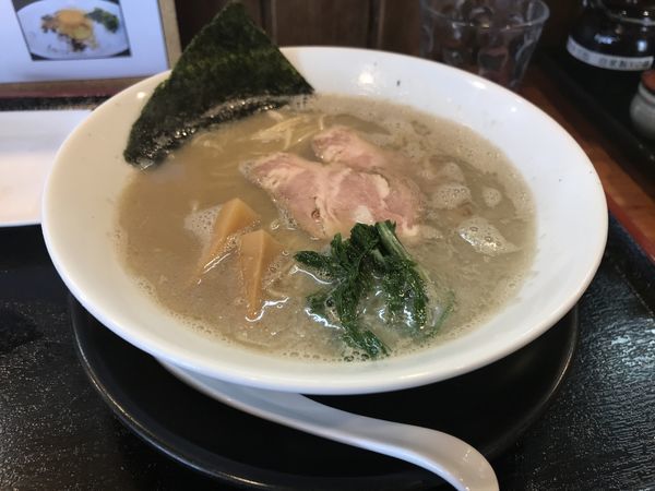 「パールグレーな煮干豚骨」@麺創 なな家の写真
