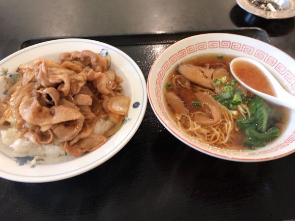 「生姜焼き掛け飯＋半ラーメン 900円」@長城飯店の写真