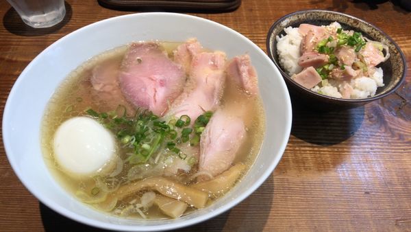 「しお全部のせ+鶏塩飯」@町田汁場 しおらーめん 進化の写真