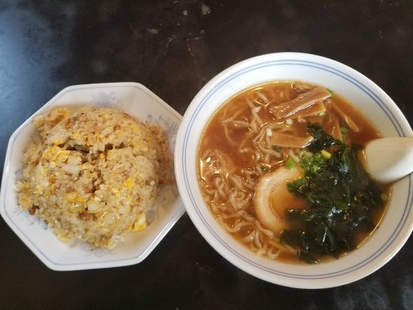 「手打ちラーメン500円、チャーハン(並)600円」@峠のラーメンの写真