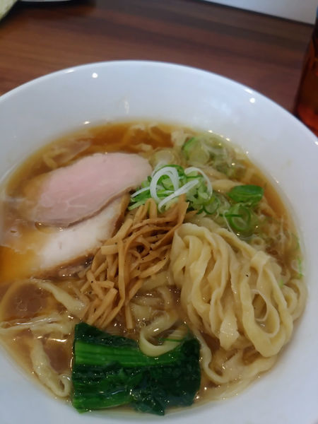 「醤油らーめん（中盛）800円」@純手打ち だるまの写真