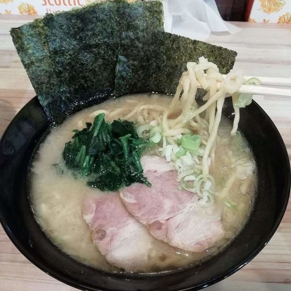 「豚骨醤油らーめん」@武蔵家 沖縄本店の写真