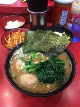 「ラーメン中盛り＋味玉＋ほうれん草＋玉ねぎ＋辛ねぎ」@家系総本山 ラーメン吉村家の写真