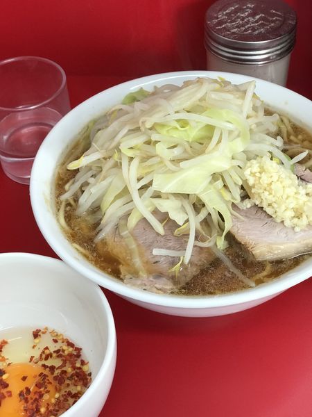 「半分 固め アブラ少なめ たまご 700＋50円」@ラーメン二郎 神田神保町店の写真