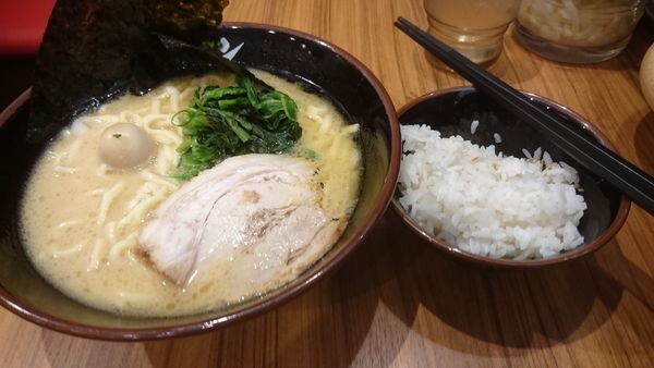 「家系ラーメン並（６９０円）」@横浜家系ラーメン 横浜道 蒲田店の写真