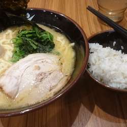 家系ラーメン並（６９０円）