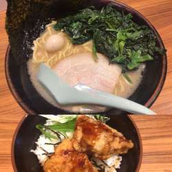 醤油ラーメン750円＋ほうれん草 110円 鶏唐揚げ丼270円