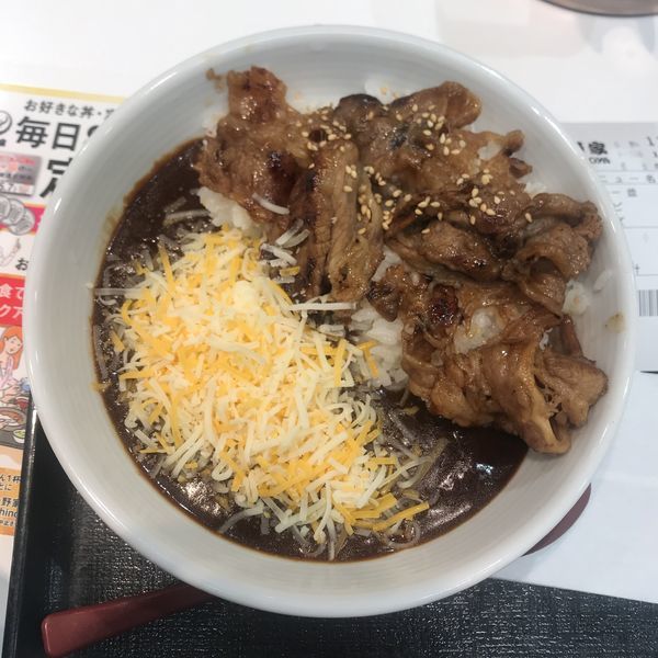 「黒カレー カルビ×チーズ」@吉野家 品川港南口店の写真