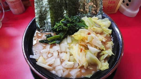 「中盛ラーメン(750円)キャベツ(100円)玉ねぎ(70円)」@家系ラーメン とらきち家の写真
