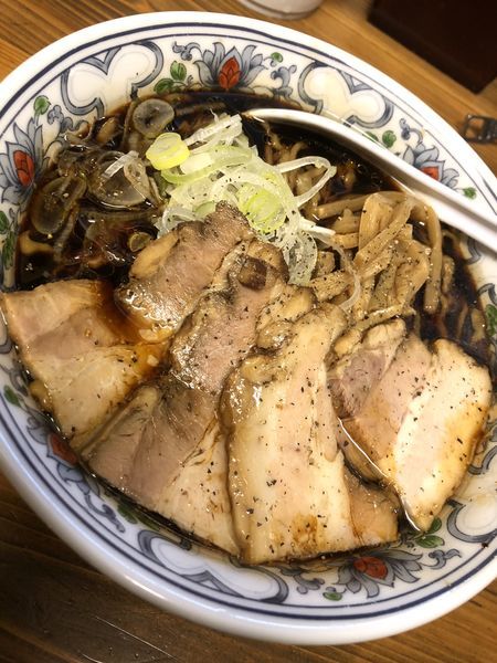 「【限定】豚そばブラック肉増 ￥900」@くじら食堂の写真